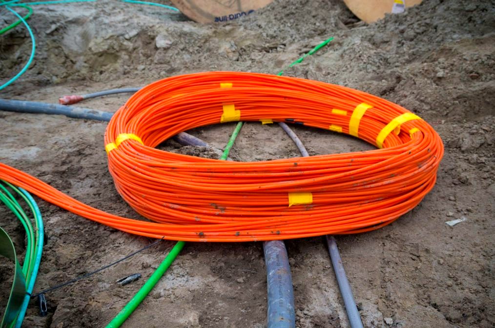 Glasfaser: verlegtes Glasfaserkabel vor dem Spleissen